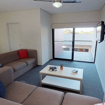 Poolside 6 Bedroom Shared Apartment - Image 4