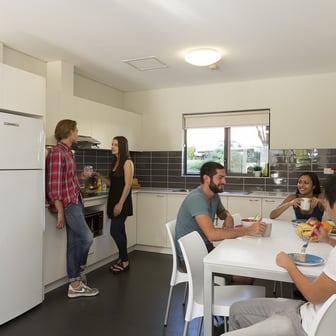 Poolside 5 Bedroom Shared Apartment - Image 2