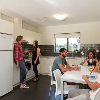 Poolside Superior 5 Bedroom Shared Apartment - Image 5