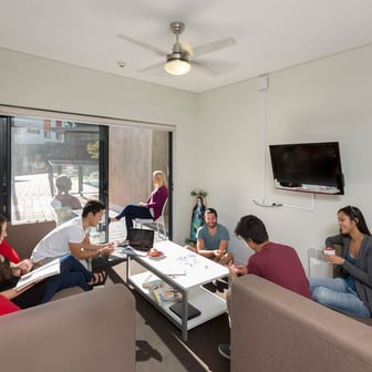 Poolside Superior 5 Bedroom Shared Apartment - Image 4