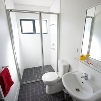 Poolside Superior 5 Bedroom Shared Apartment - Image 3