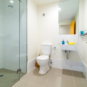 Large Studio Apartment with AirCon - Image 4