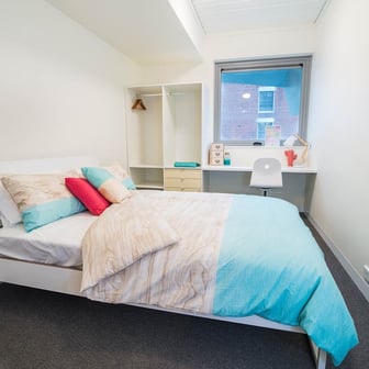 Large Studio Apartment with AirCon - Image 1