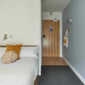 Accessible Gold En-suite - Image 4