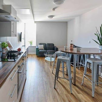 Classic En-suite In A 5-bed Flat - Image 4