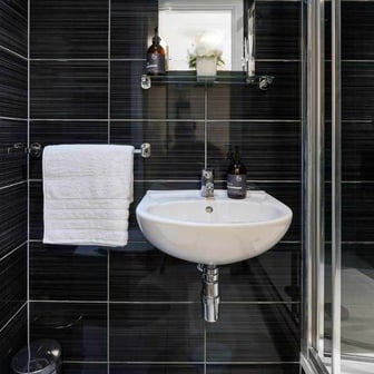 Classic En-suite In A 5-bed Flat - Image 3