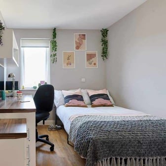 Classic En-suite In A 5-bed Flat - Image 2