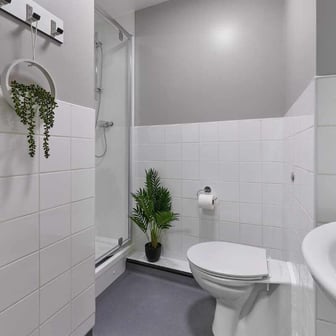 Gold En-suite - Image 4