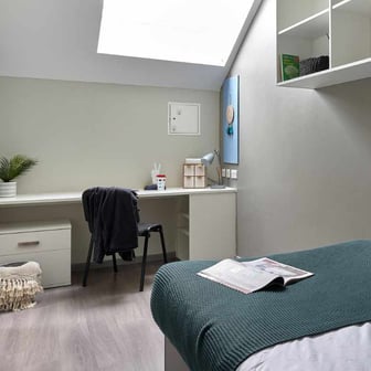 Penthouse En-suite - Image 1