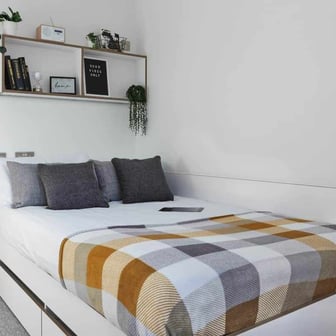 Gold En-suite - Image 1