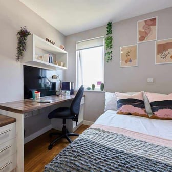 Classic En-suite In A 4-bed Flat - Image 1