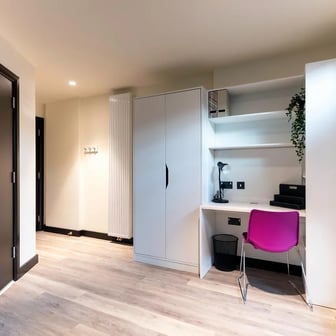 Premium Ensuite in 2 Bed Apartment - Image 2