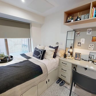 Deluxe Ensuite (Floors 10-19) - Image 1