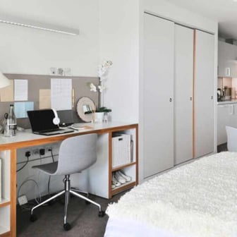 Studio Premium - Image 3