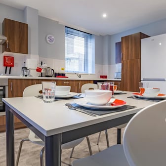 7 Bed Club En-suite - Image 11