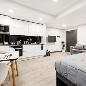 Deluxe Studio - Image 2