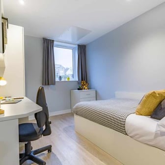 5 Bed Club En-suite - Image 1