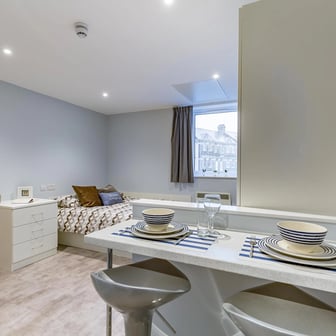 5 Bed Club Studio - Image 4