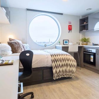 Studio Premium Plus - Image 2