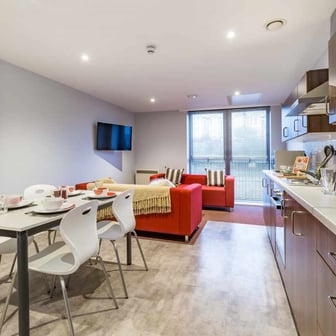 8 Bed Club En-suite - Image 1