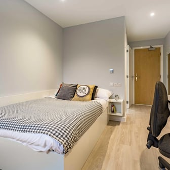 7 Bed Club En-suite - Image 1