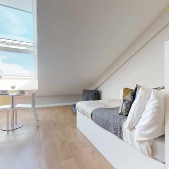 Penthouse Studio - Image 5