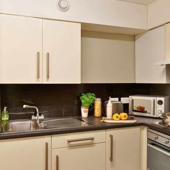 Studio Premium - Image 4