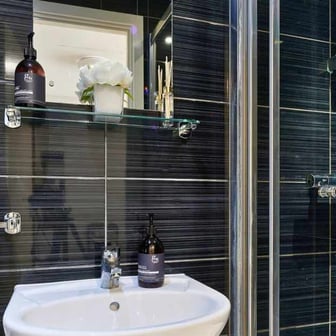 Flat Five Bedroom - Image 5