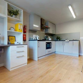 One Bed Apartment - Image 5