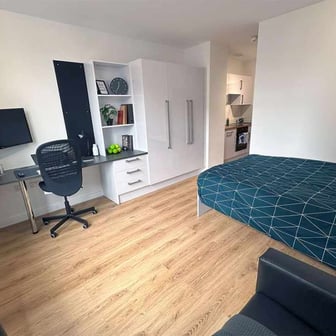 Silver Extra-Large Courtyard Studio, Floors 1-7 - Image 3