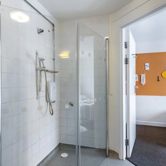 Classic En Suite - Image 2