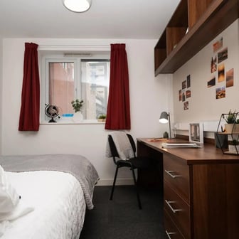 Large Double En-suite - Image 1