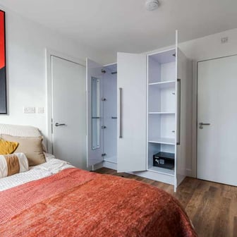 Upper Deluxe 2 Bedroom Apartment - Image 8