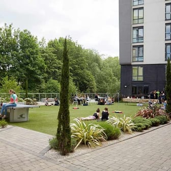 Silver Extra-Large Courtyard Studio, Floors 1-7 - Image 7