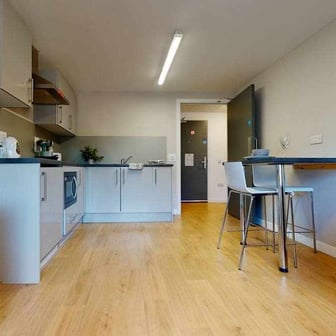 One Bed Apartment - Image 6