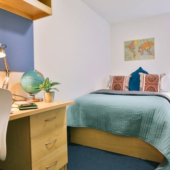 Classic 3 Bed Apartment - Image 1