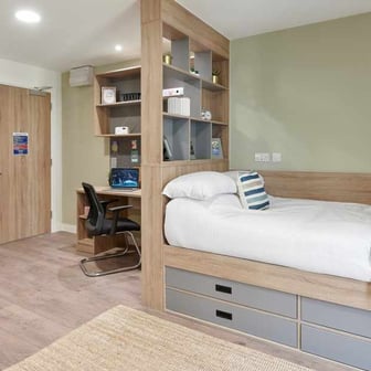 Studio Deluxe - Image 1