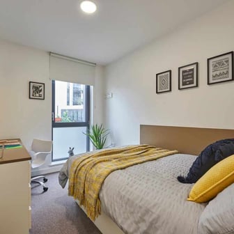 5 Bed En-suite Upper Floors - Image 1
