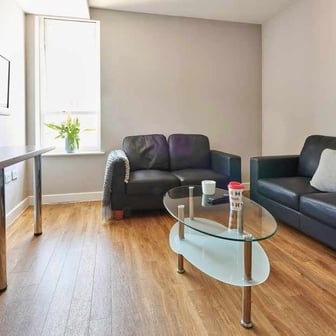 Flat Four Bedroom - Image 7