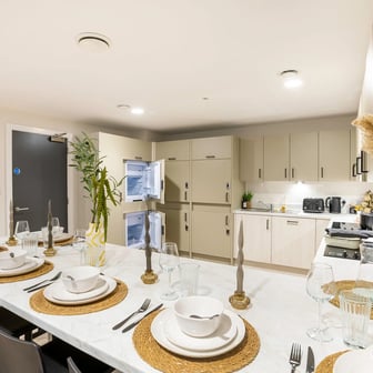 Deluxe Ensuite (Floors 26-32) - Image 12