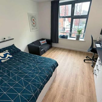 Silver Extra-Large Courtyard Studio, Floors 1-7 - Image 1