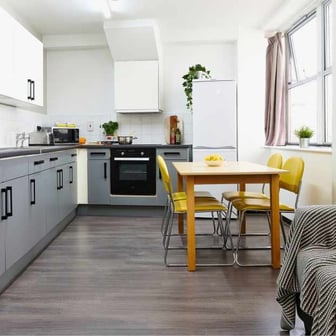 Shared Apartment Classic - Image 4