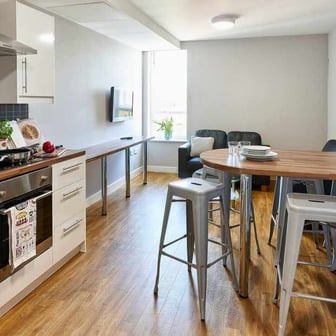 Flat Four Bedroom - Image 6