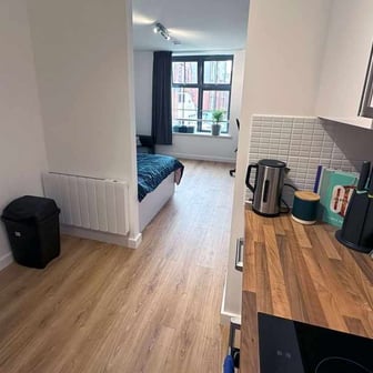 Silver Super-Large City Studio, Floors 2-4 - Image 2