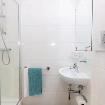 Silver Ensuite - Image 5
