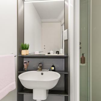 Gold En suite - Image 4
