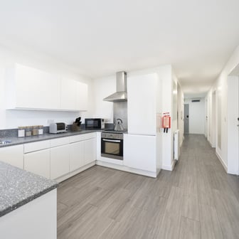 Gold En Suite - Image 8