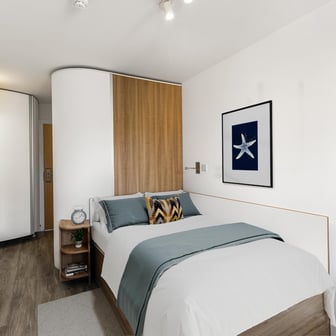 Gold En suite - Image 1