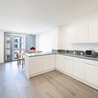 Gold En Suite - Image 6