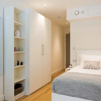 Bronze En Suite - Image 1